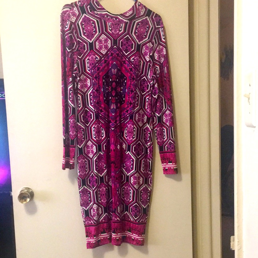BEAUTIFUL DRESS SIZE Large  form fitted wore it 2 times VERY GOOD CONDITION